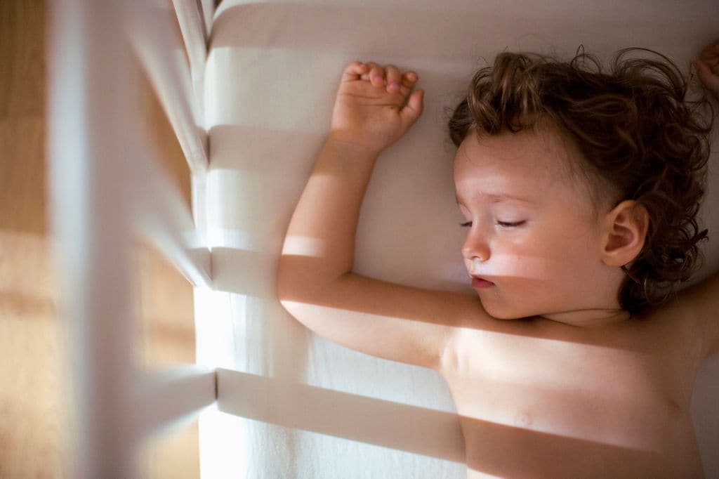 Niño pequeño duerme la siesta