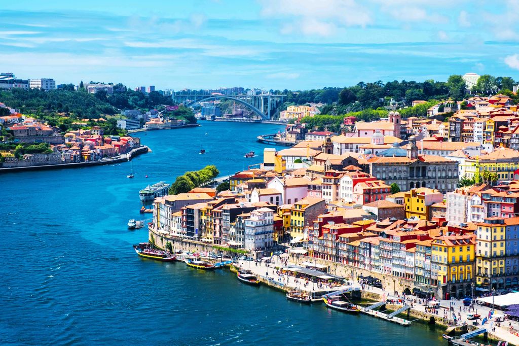 La ribera de Oporto, con el puente de Don Luis al fondo
