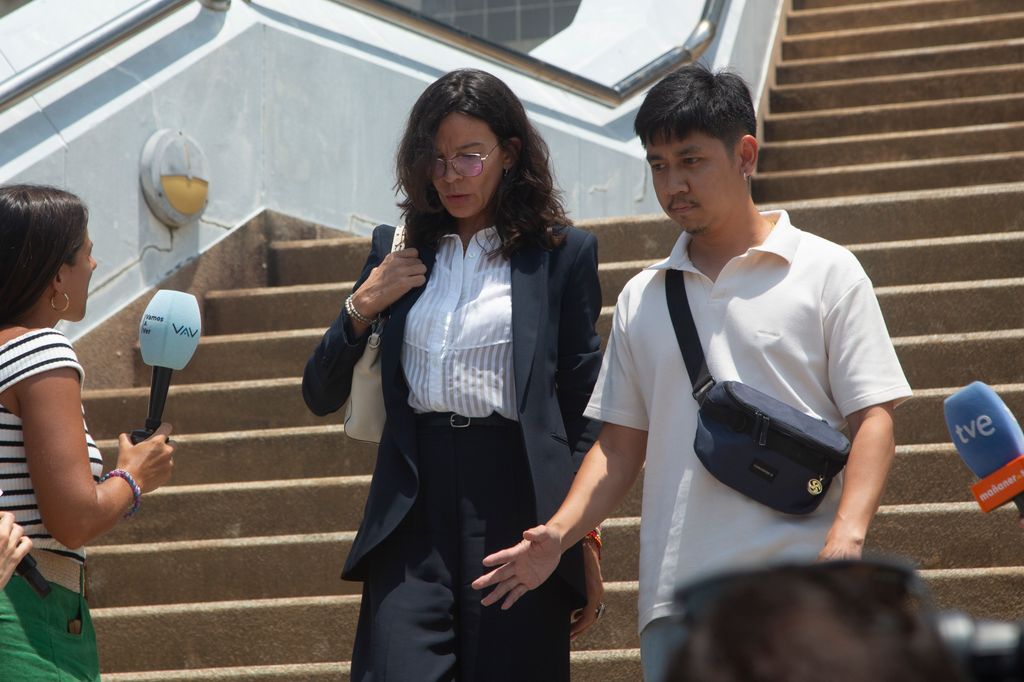 Silvia Bronchalo saliendo de los Juzgados de Tailandia
