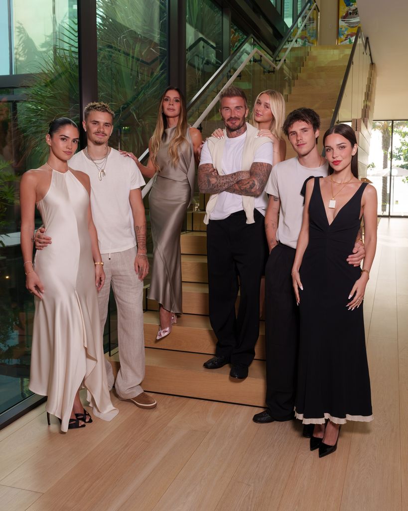 Victoria y David Beckham con sus hijos Harper Seven, Romeo y Cruz, así como Kim Turnbull y Jackie Apostel.