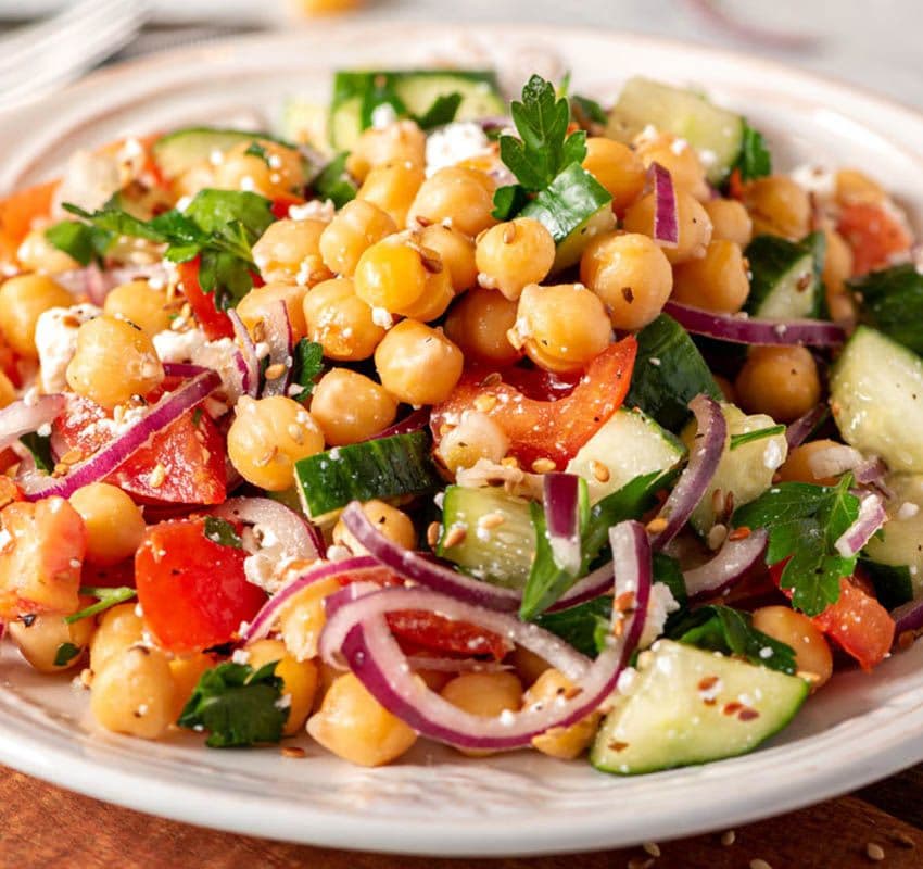 Ensalada de garbanzos, tomate y perejil