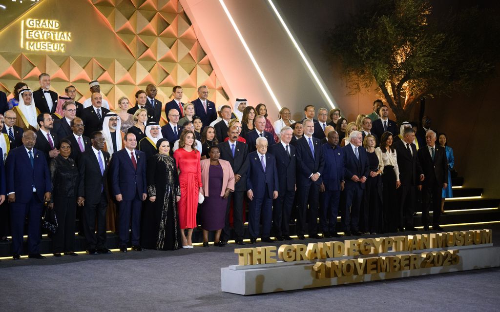 Los líderes mundiales se unen al presidente de Egipto y su mujer para inaugurar la que muchos consideran la 'cuarta pirámide de Giza': el imponente GEM