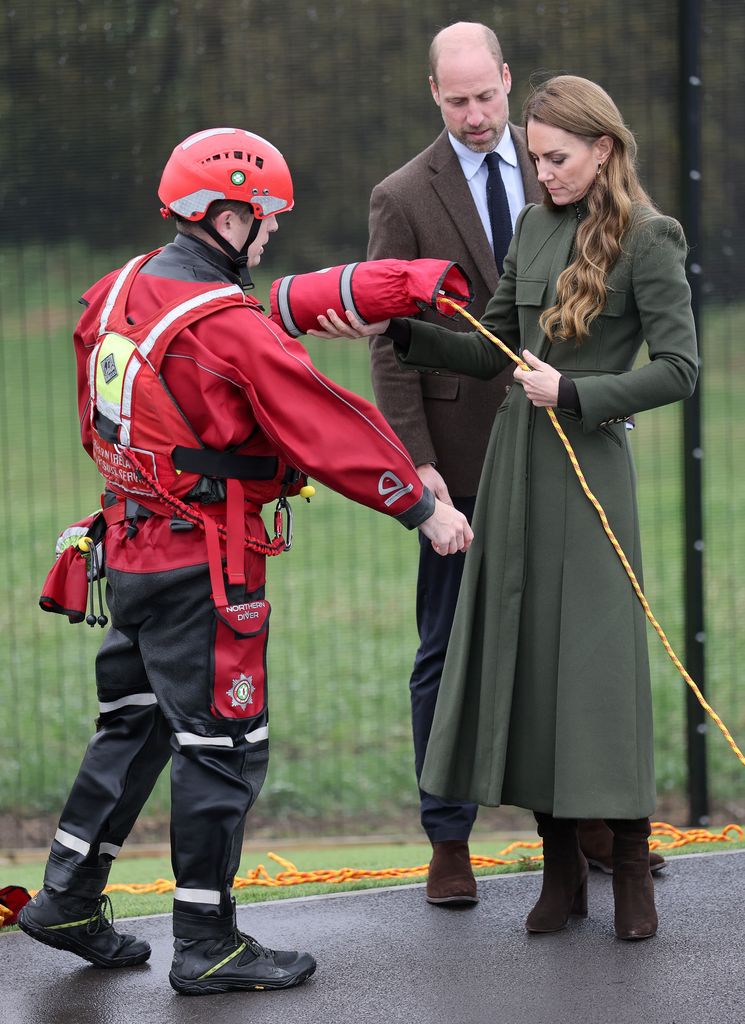 Kate con la manguera de los bomberos