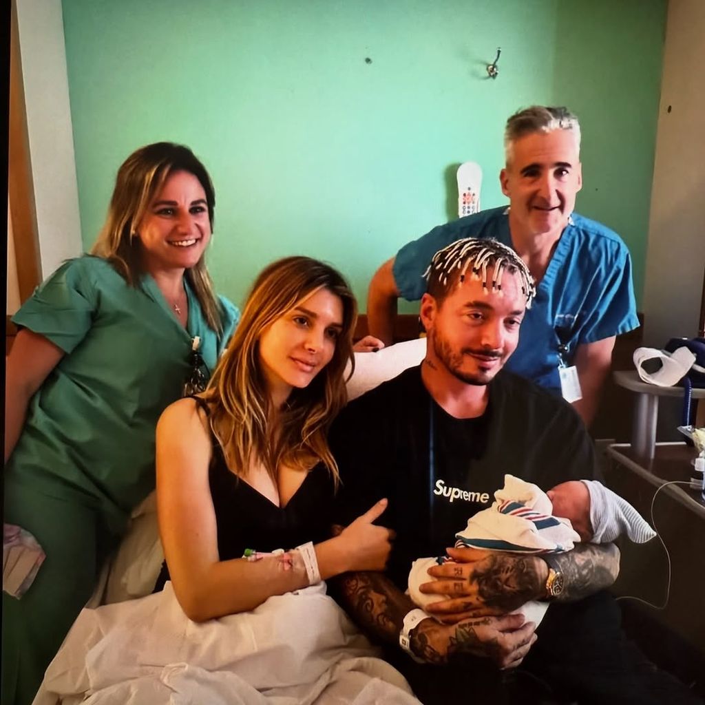 J Balvin y Valentina Ferrer con el pequeño Río en brazos.