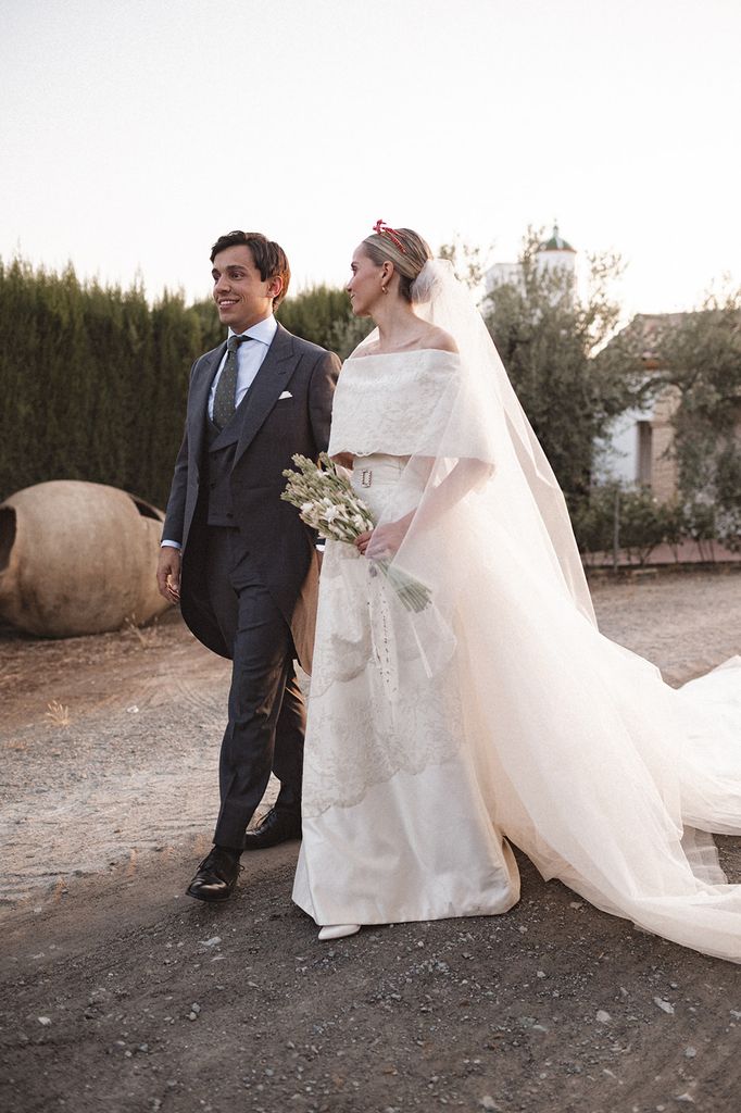 Vestido de novia de encaje, tul y cinturón