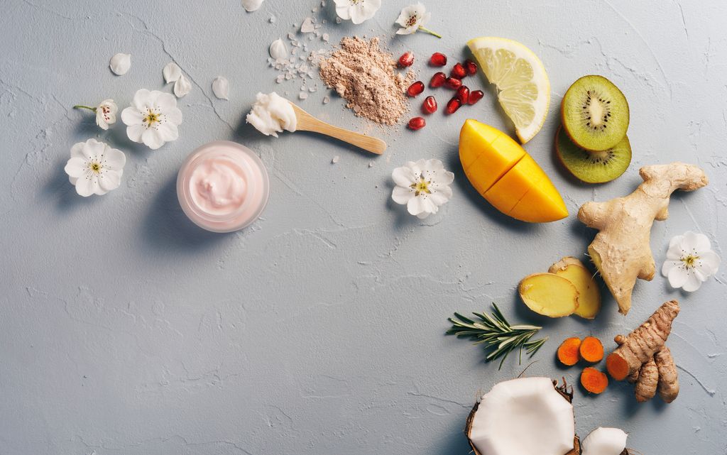 Crema rodeada de frutos, sales y flores