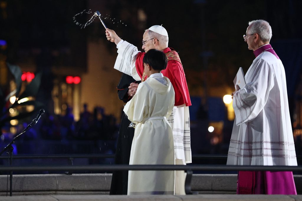 Momento en el que el Papa bendice la nueva torre de Jesucristo