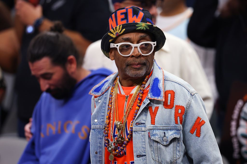 El director Spike Lee mostró su original 'outfit' para la histórica velada