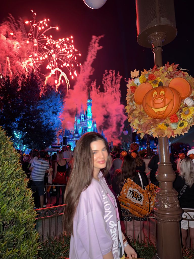 Nadia Ferreira en los desfiles de Disney con temática de Halloween.
