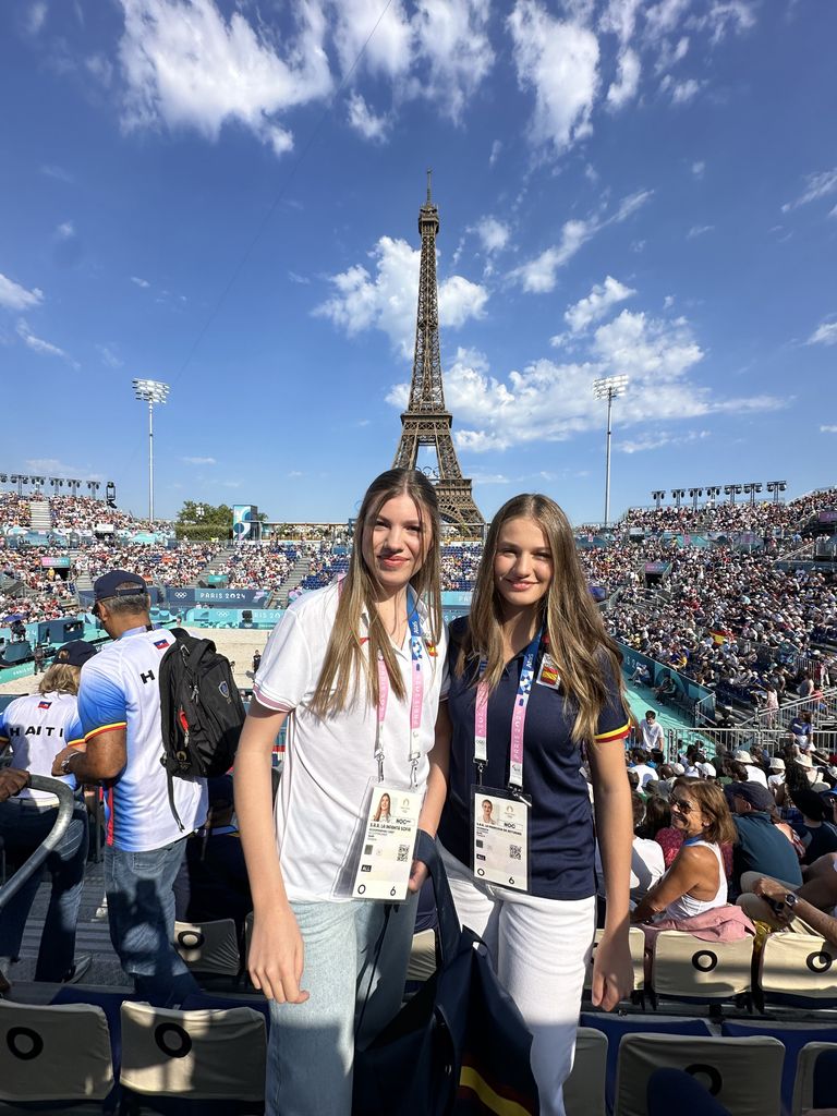 Princesa Leonor e infanta Sofía en un partido de vóley playa en los Juegos Olímpicos de París 2024