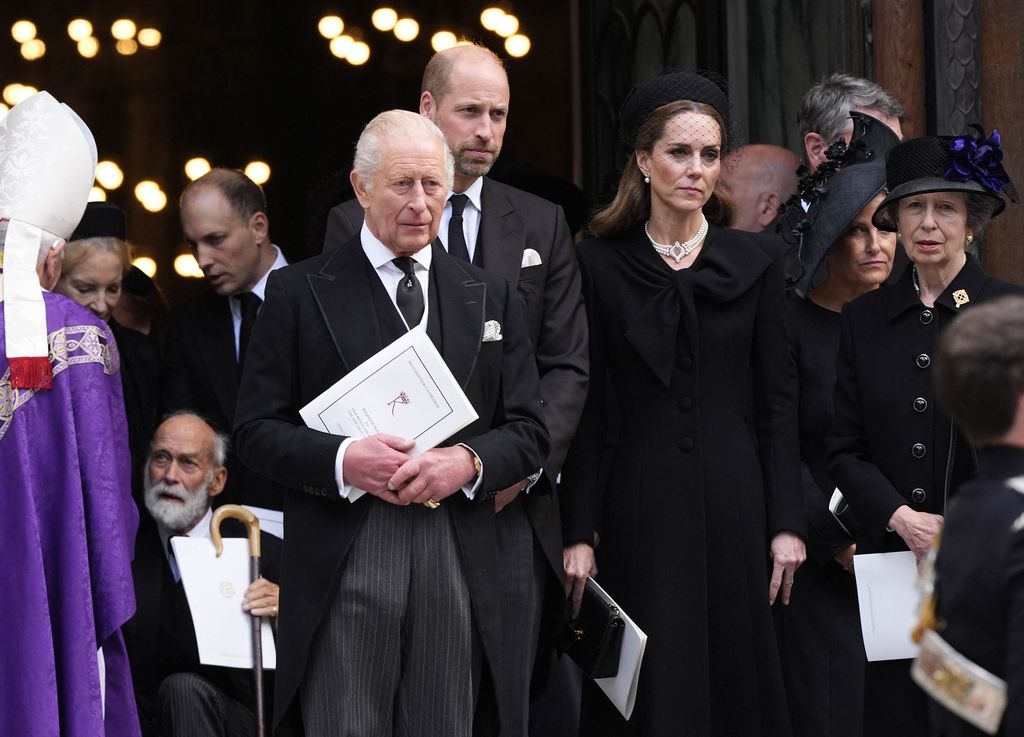 Carlos III, princesa Ana, príncipe Guillermo y Kate Middleton en el funeral de la duquesa de Kent 