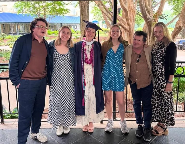 Michael J. Fox y su esposa Tracy con sus cuatro hijos. 