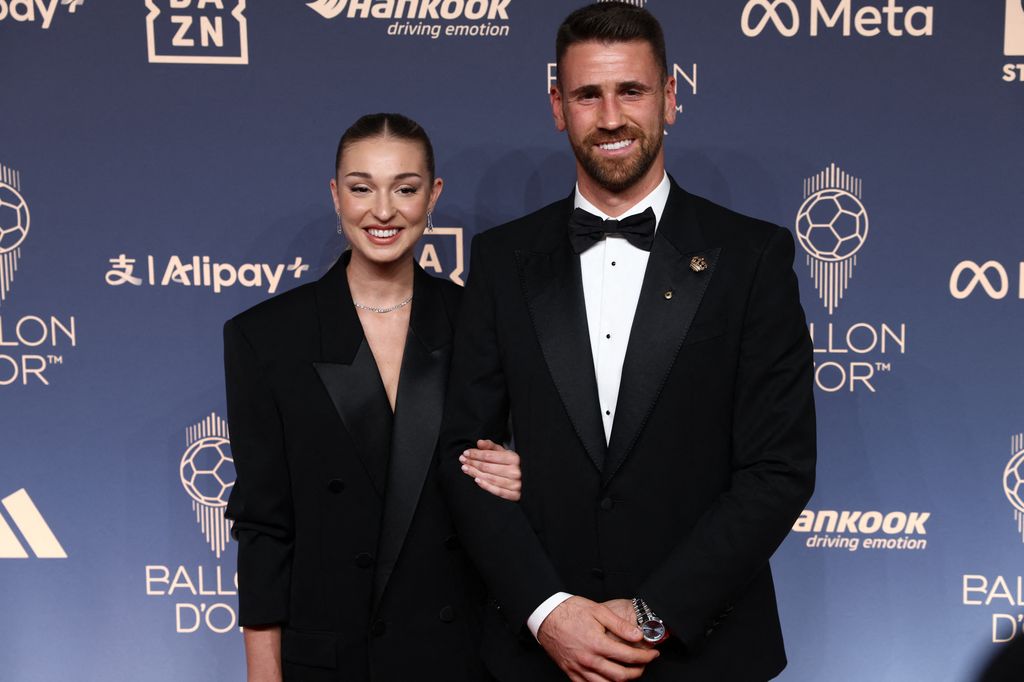 Unai posa con su novia