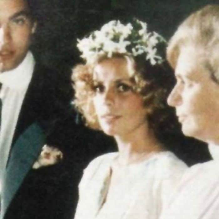 "Hoy me toca a mi, mamá. Cuánto desearía que fueras tú la que me estuviera vistiendo, cuánto desearía ver tu cara a mi lado en el altar… Pero, tal y como me prometiste, aunque no te sea posible estar físicamente, aquí estarás agarrando mi mano desde el cielo, y así lo sentiré yo. Siempre conmigo"