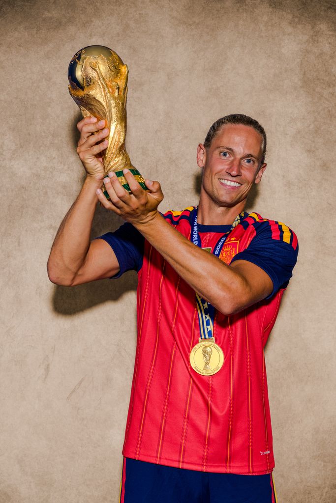 Marcos Llorente posando con la Copa del Mundo 2026