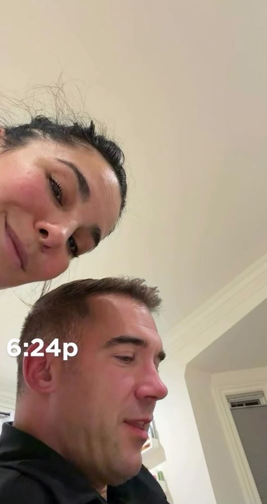 Martha Higareda y Lewis Howes con sus bebés.