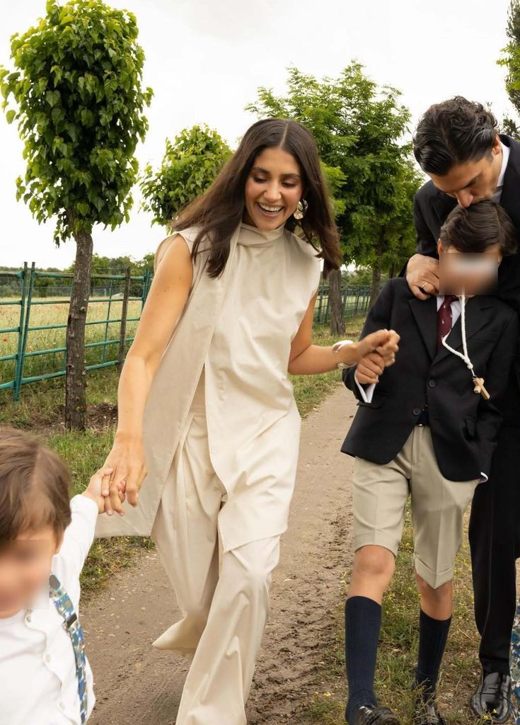 María G. de Jaime con look blanco en la comunión de su hijo Tomi. 