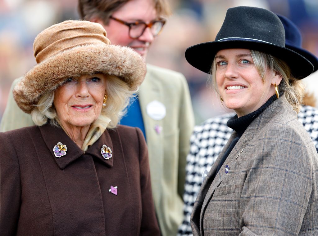 La reina Camilla junto a su hija Laura