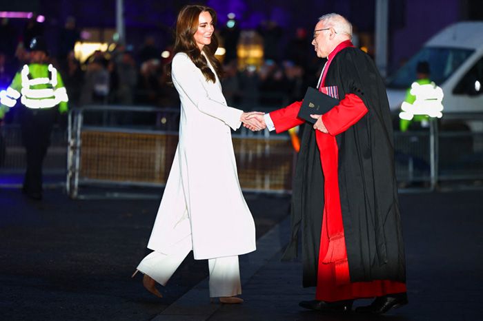 La princesa de Gales estrecha la mano del decano