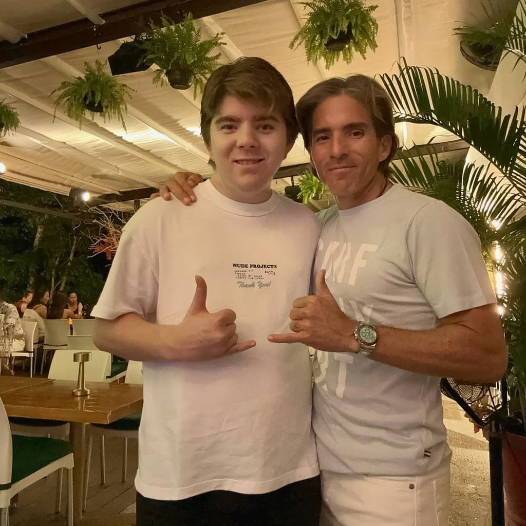 Fernando Reina junto a su hijo mayor Alexis.