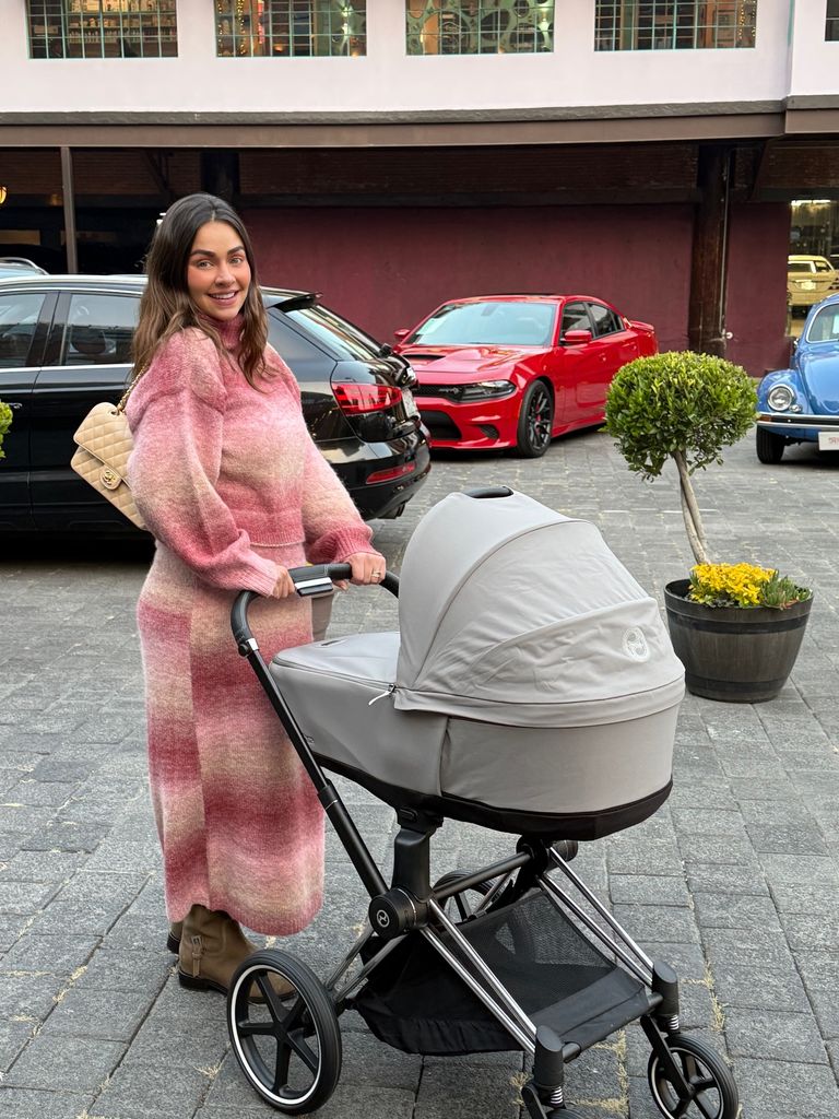 Claudia Martín posó junto a su bebé en las fotos de su primer paseo con Máximo