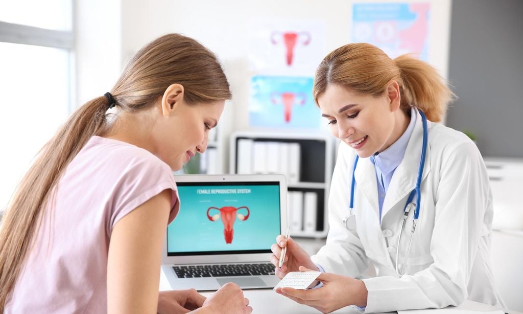mujer en la consulta del ginec logo