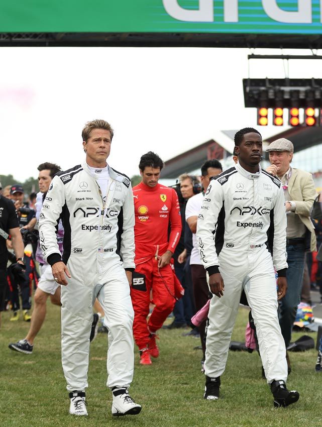 Brad Pitt con Carlos Sainz Jr. y Damson Idris.