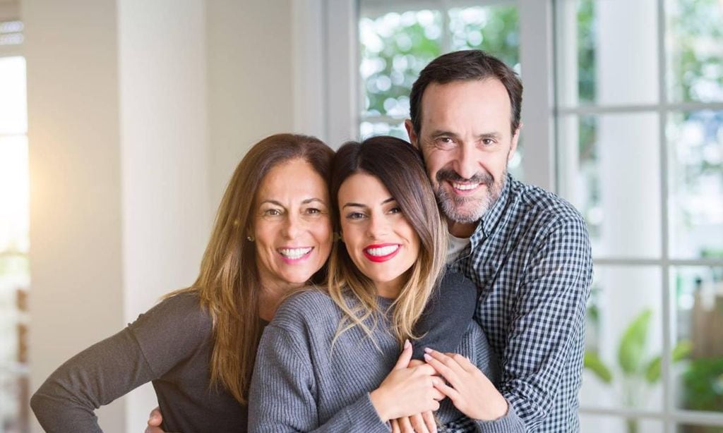 adolescente con sus padres felices