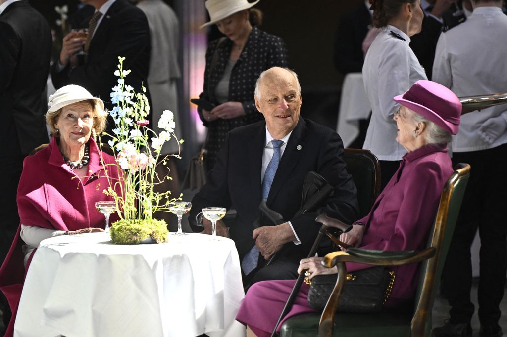 Los reyes Harald y Sonia, con la reina Margarita de Dinamarca
