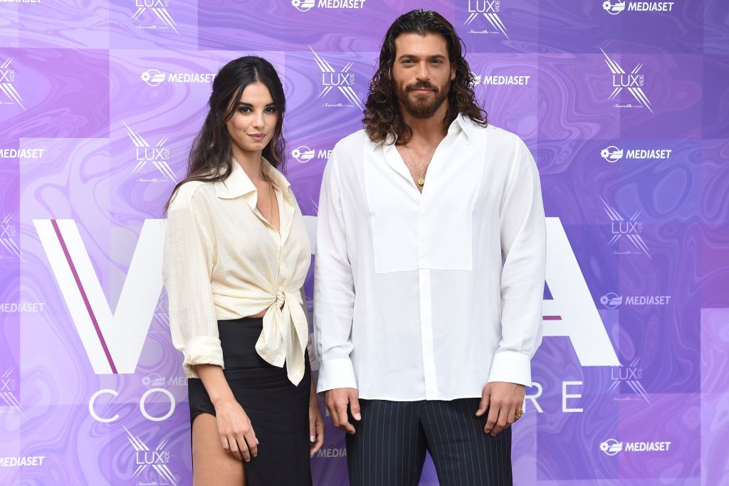 Francesca Chillemi y Can Yaman en la presentación de 'Violeta como el mar'