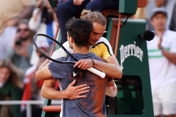 Carlos Alcaraz se abraza con Alexander Zverev