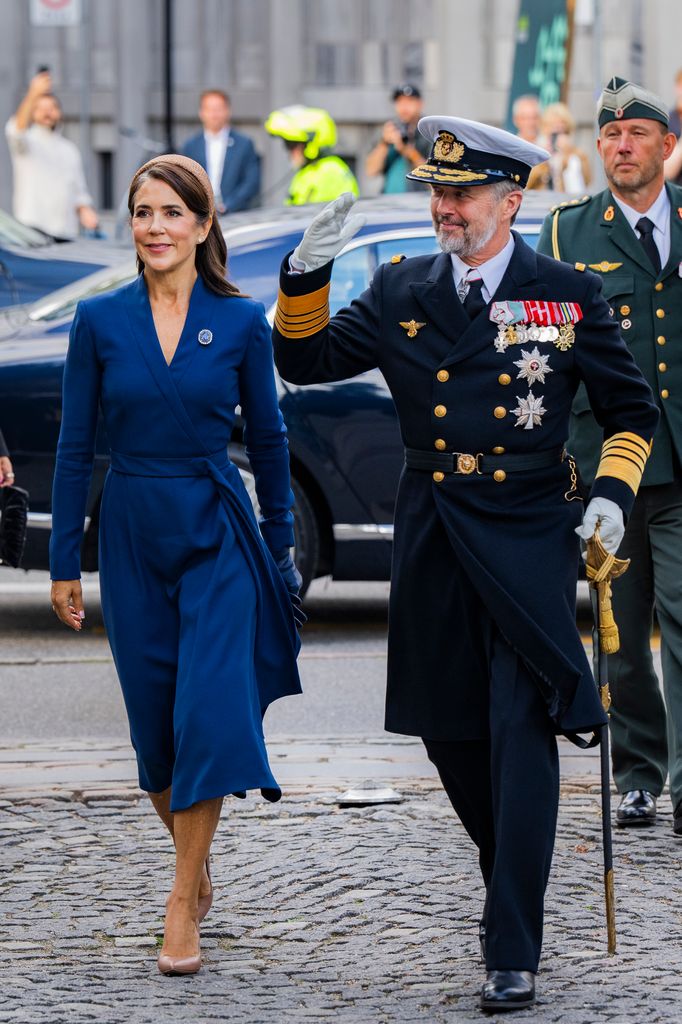 Por qué Mary de Dinamarca viste tanto de azul marino, según una experta en colorimetría