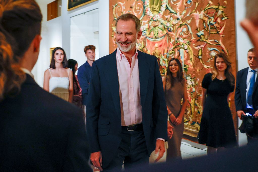 El rey Felipe se une a sus hijas para recorrer con 40 jóvenes la Galería de las Colecciones Reales en el décimo aniversario de su proclamación