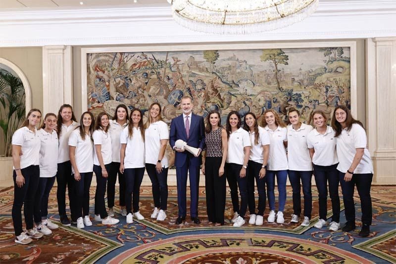Los Reyes con la selección femenina de waterpolo