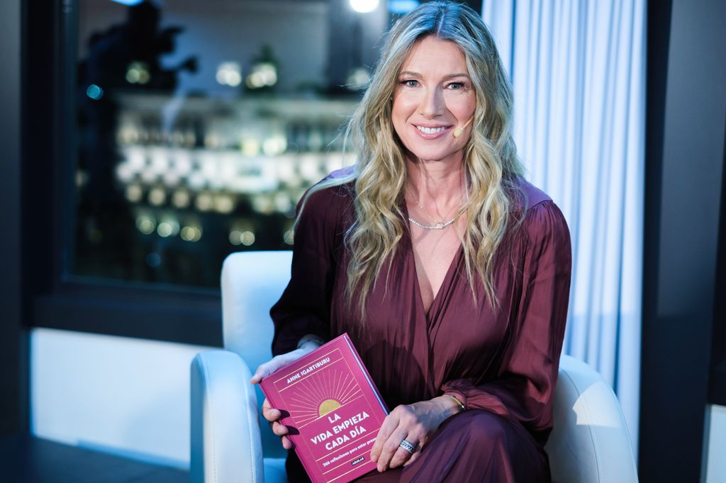 Plano medio de Anne Igartiburu presentando su libro 'La vida empieza cada día'