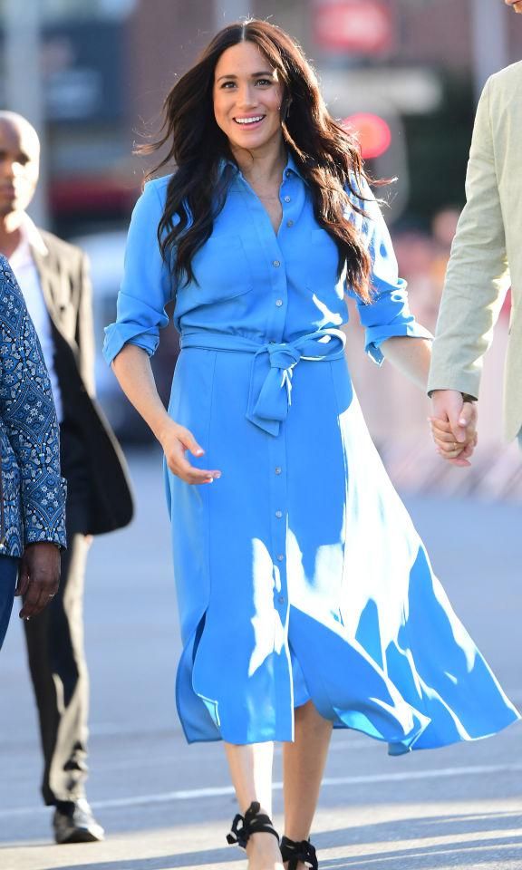 meghan markle con vestido camisero azul claro