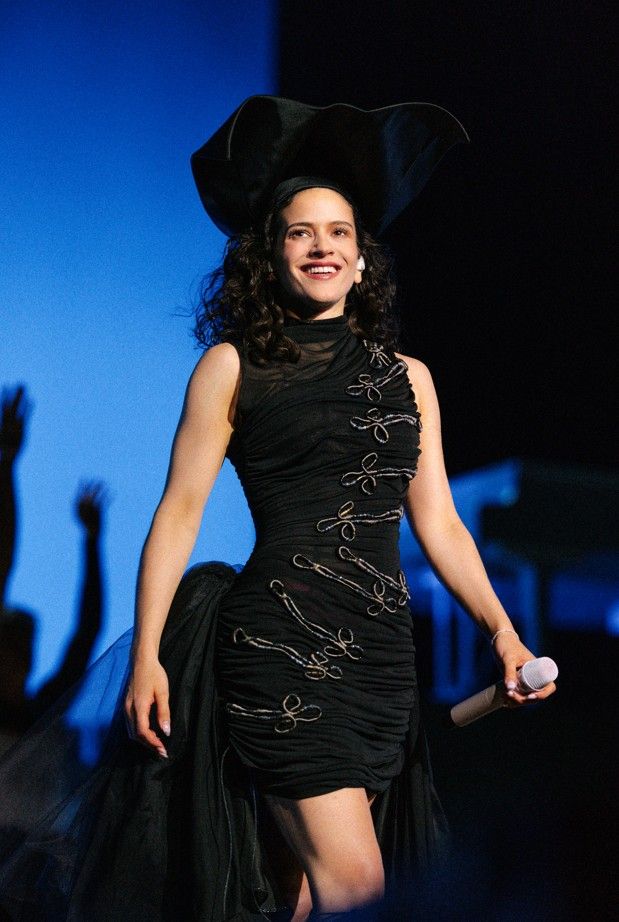 Rosalía con look de Dior negri en su gira LUX