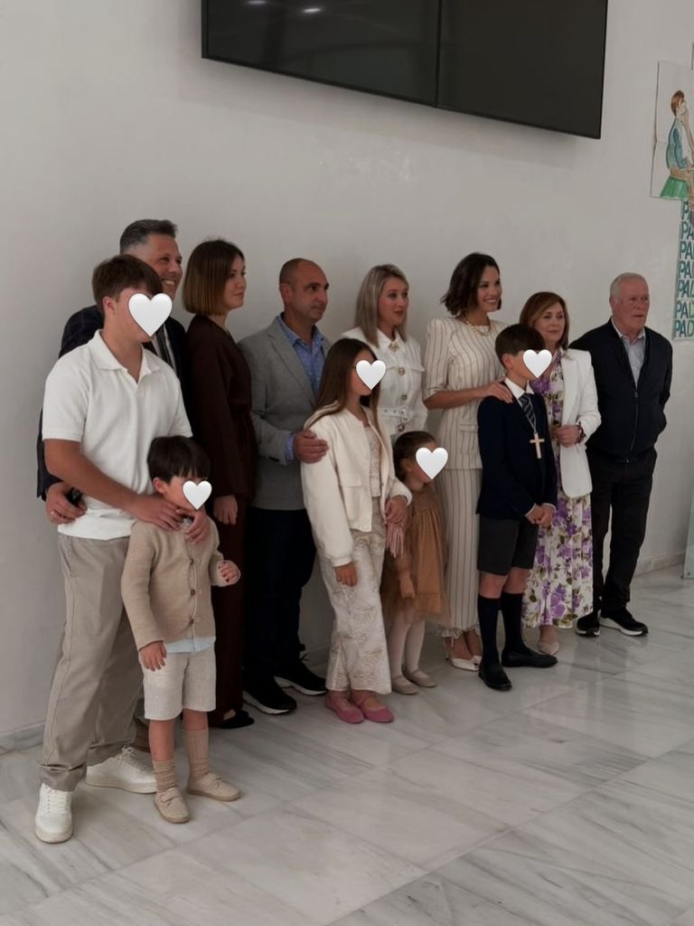 Jessica Bueno y su familia el día de la comunión de su hijo Jota