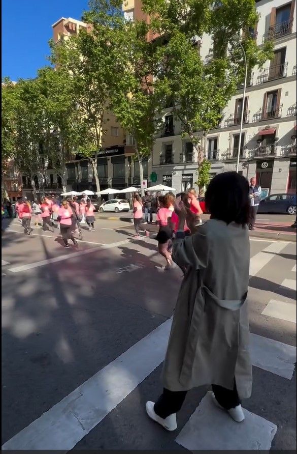 Paz Vega grabando a su hija durante la carrera