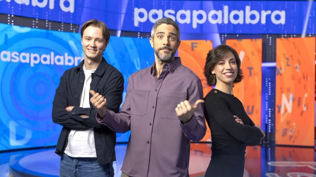 El presentador Roberto Leal junto a los concursantes