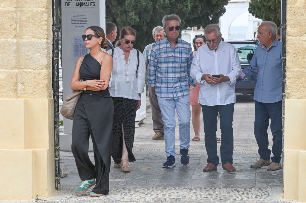 Gloria Camila, José Ortega Cano, Gloria Mohedano and José Antonio Rodríguez en el entierro de Michu en Arcos de la Frontera, Cádiz. 10 de julio de 2025