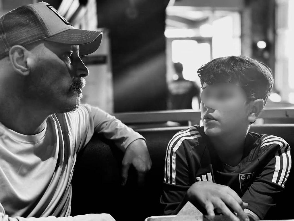 Peris-Mencheta con su hijo mayor, Río, de 12 años