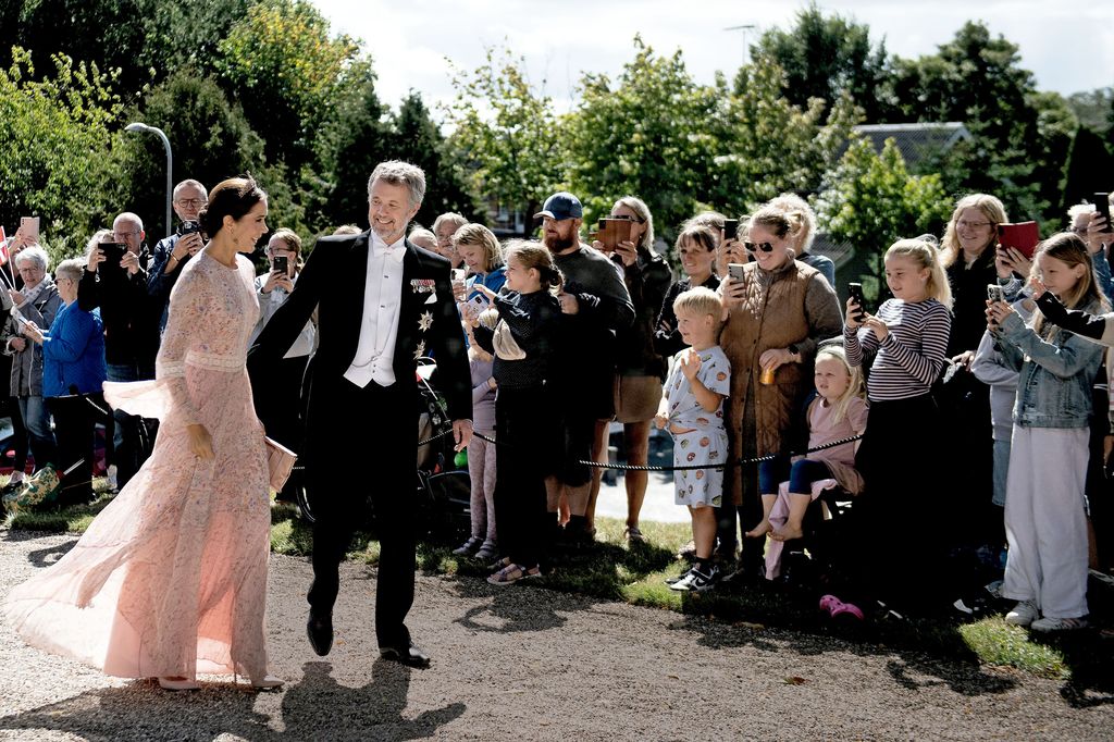 El rey Federico X y la reina Mary en la isla de Fionia para la boda de Gregers Carl Preben Ahlefeldt-Laurvig-Bille, ahijado del monarca, y Cecilie Juhl.