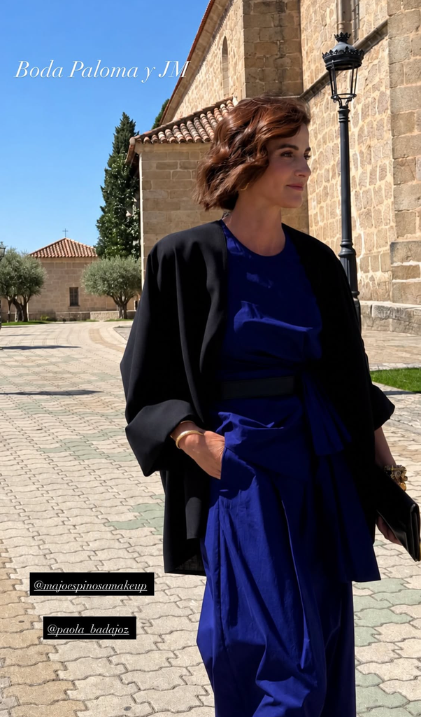 Rosario Domecq, la invitada más discreta, sorprende en una boda familiar con un look azul eléctrico, kimono negro y un brazalete bizantino.