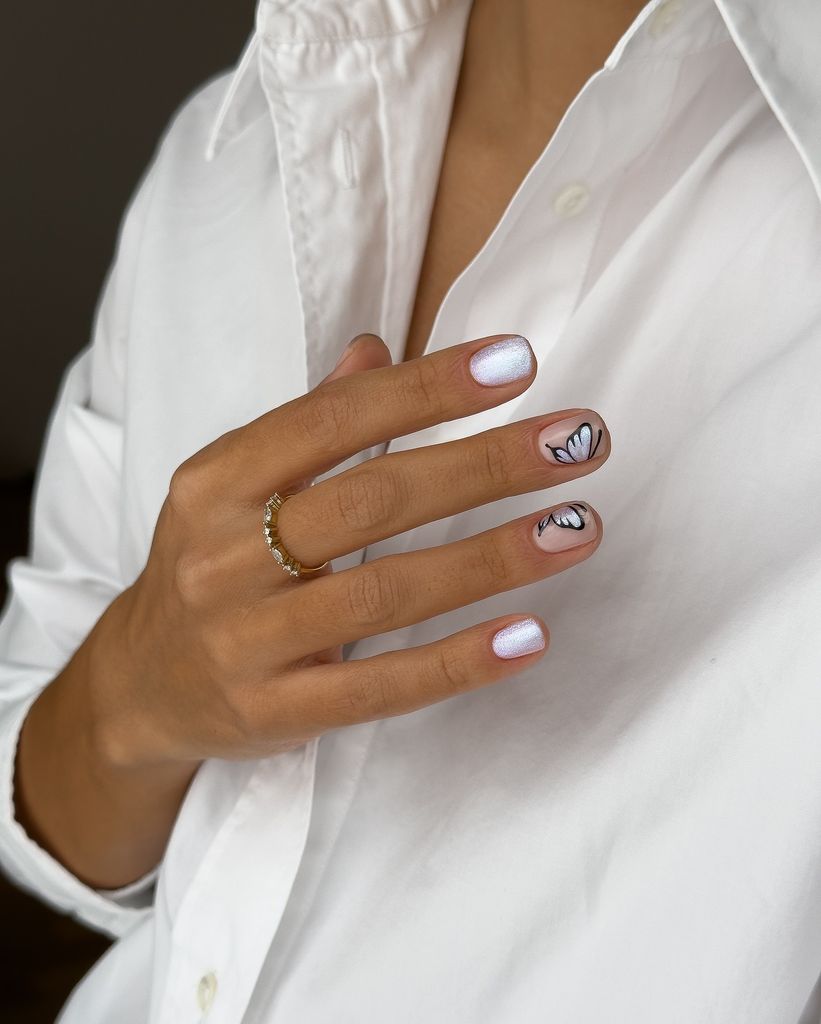 Manicura plateada mariposa