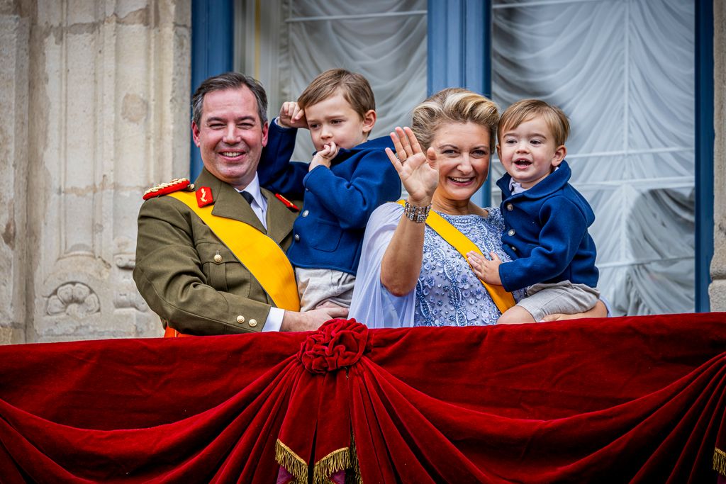 Guillermo y Stephanie de Luxemburgo junto a sus hijos, los príncipes Carlos y François