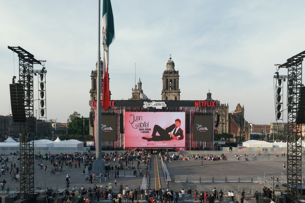 La plancha del Zócalo de la Ciudad de México se vistió de gala para la proyección del concierto de Juan Gabriel en Bellas Artes