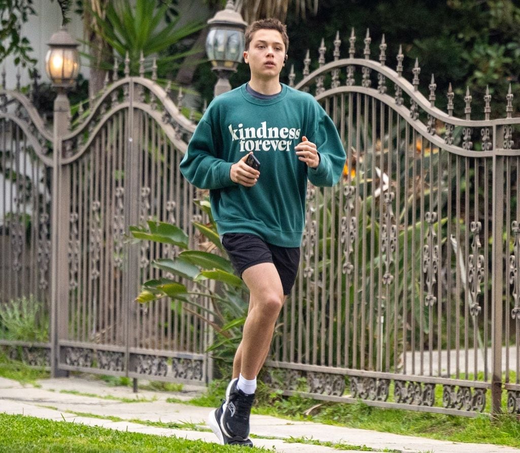 El joven Knox lució una sudadera con la leyenda "Kindness Forever".