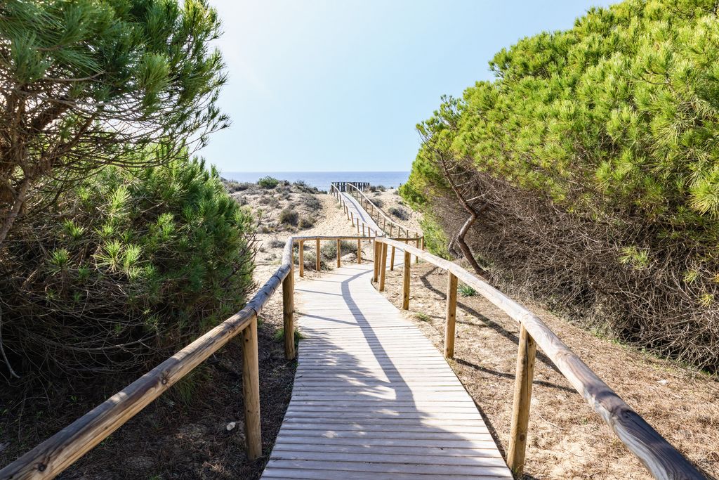 Pasarela de madera a la playa de Punta Umbría, huelva
