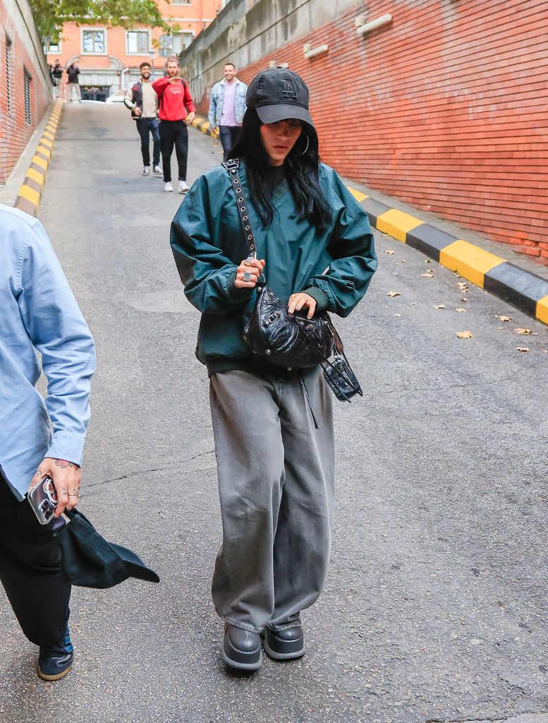 Aitana en las calles de Madrid con look oversize